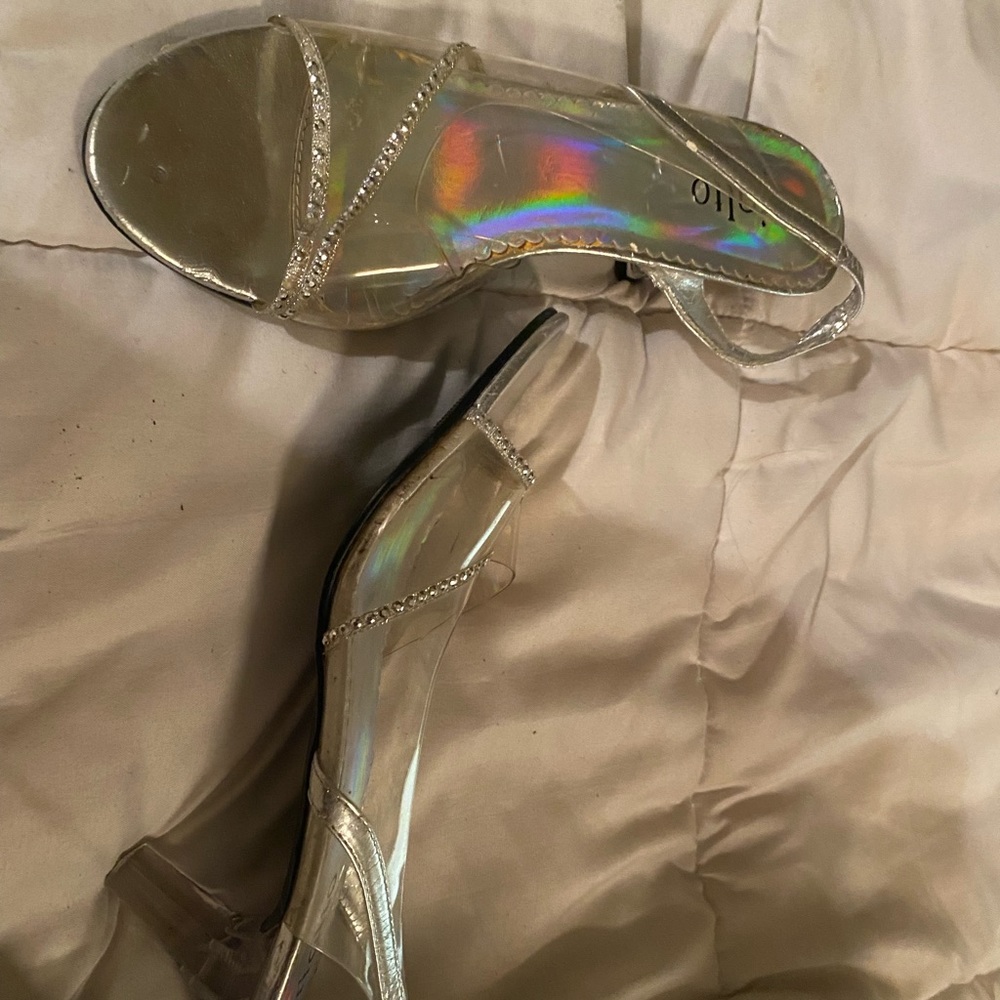 Womans size 7 1/2 I think dress shoes.